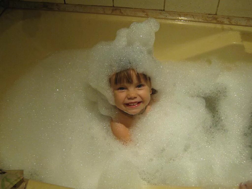 Ребёнок в ванной с пеной. Купается в ванной. Купаются в ванне. Детишки в ванной. Видео купается ванна девочки