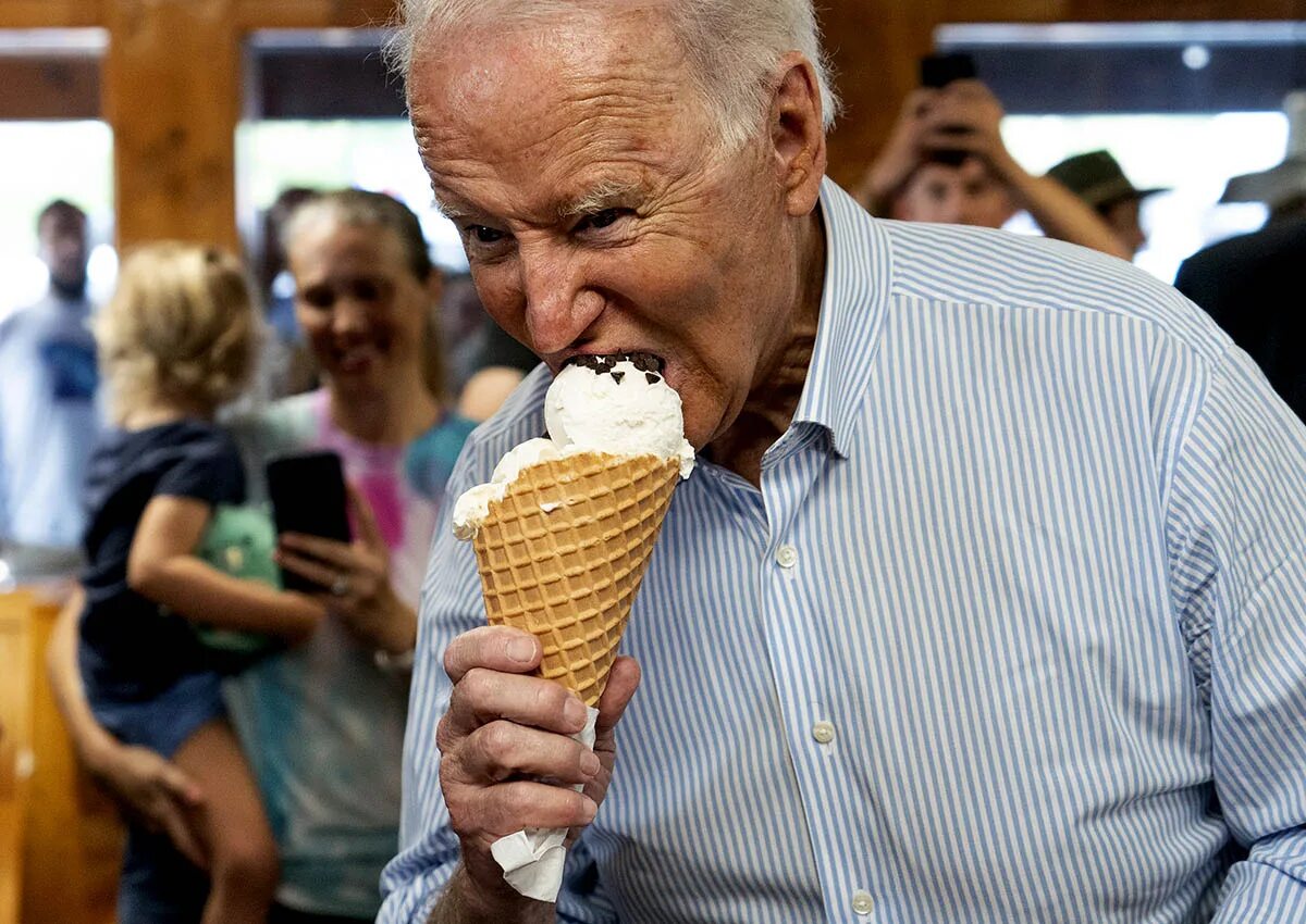 Байден хелуин. Хэллоуин в америке эстетика. Сладости на хэллоуин для детей. Джилл байден 2015. Семья джо байдена.