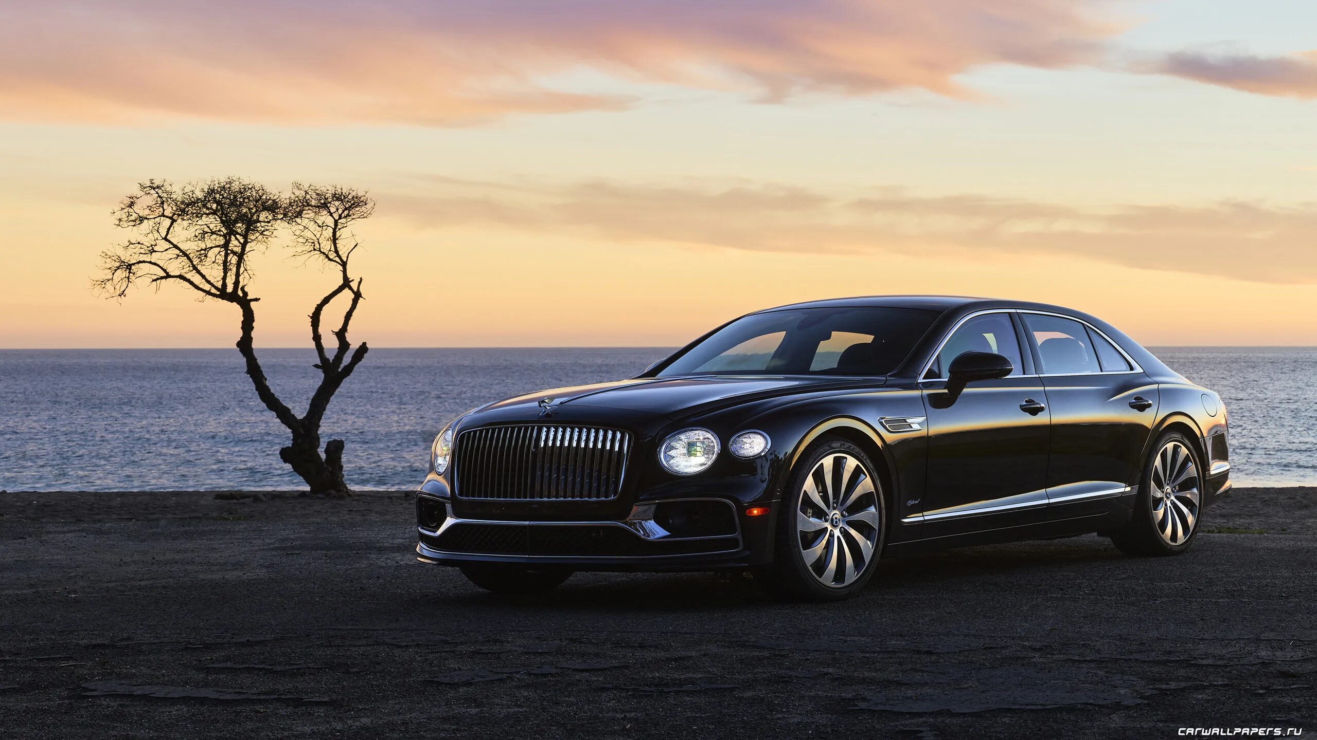 Бентли Flying Spur. Бентли Флаинг Спур 2022. Bentley Flying Spur Hybrid.