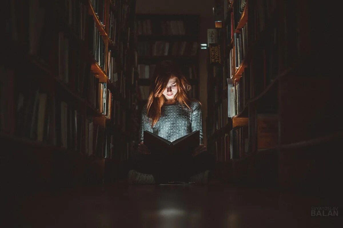 Фотосессия в библиотеке. Девушка в библиотеке. Рыжая девушка с книгой. Фотосессия в библиотеке девушка.