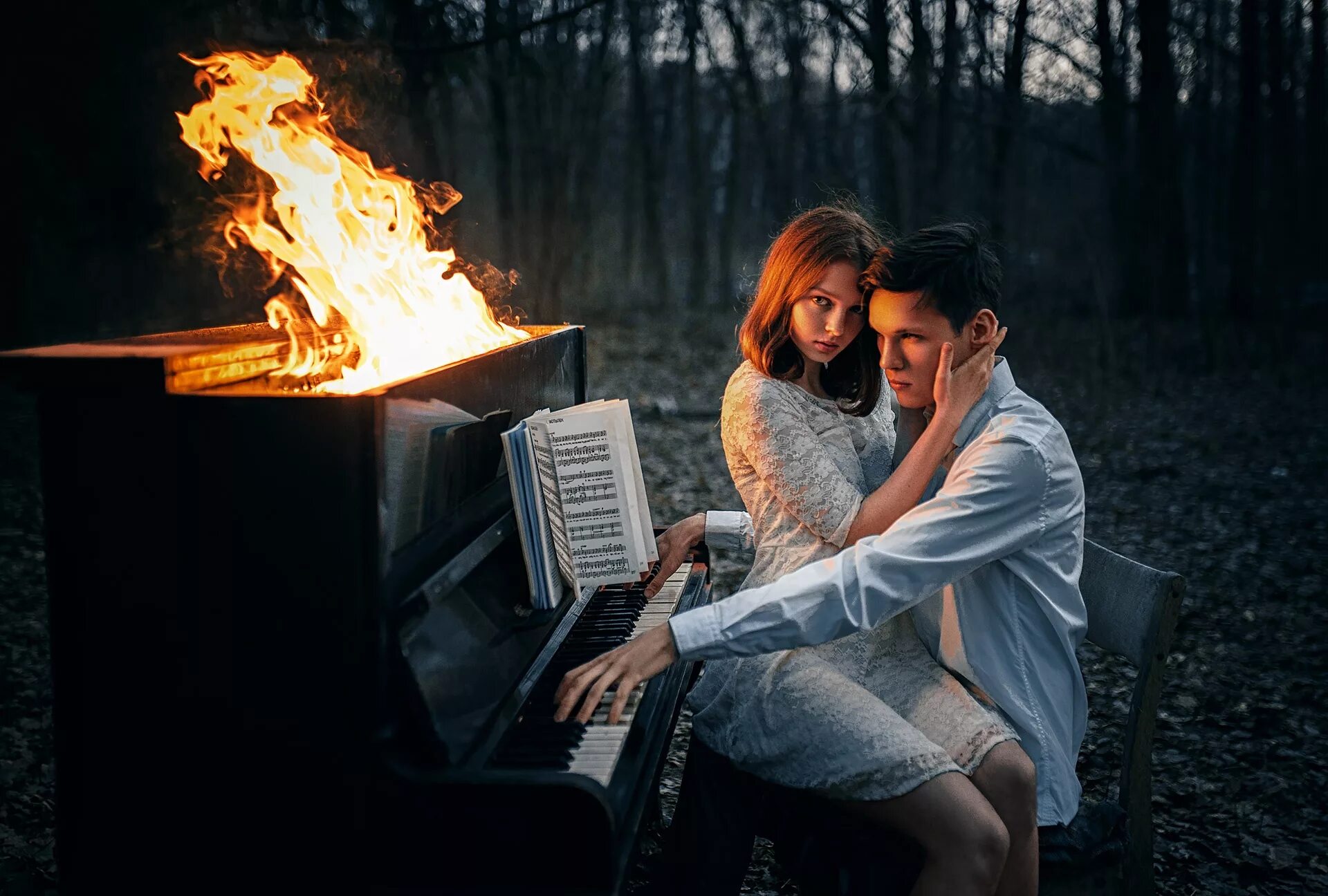 Фотосессия с огнем мужчины. Парень и девушка в огне. Костер любви. Влюбленные у огня.