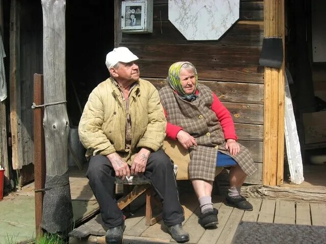 Бабушка и дедушка в деревне. Пенсионеры в деревне. На деревню к дедушке. Бабушка и дедушка втдеревне.