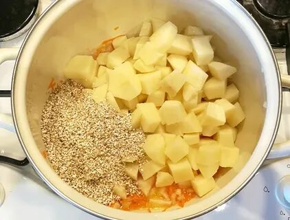 Ячневая каша в кастрюле