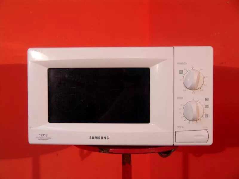 Недорогие б у микроволновки. Микроволновая печь Samsung ce2718nr. Микроволновая печь Samsung 2718. Микроволновая печь LJ 208бу. СВЧ самсунг 2003 года.