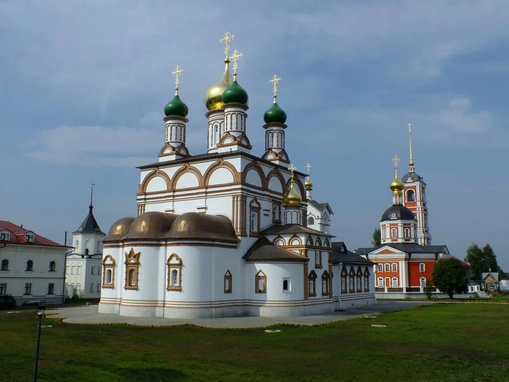 Монастырь в центре города. Троицкий монастырь Сергия Радонежского. Сергиев Посад монастырь Сергия Радонежского. Монастырь Сергия Радонежского Варницы.