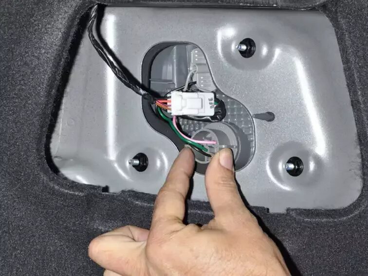 Как снять верхний стоп-сигнал на киа карнивал 3 поколения. Рио 3 замена лампы стоп сигнала. Лампа стоп сигнала киа рио 3. Киа рио 3 задняя стоп лампа. Kia rio лампа стоп сигнала 2015.