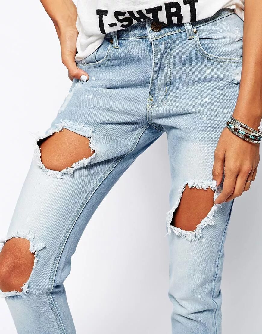 драные джинсы на встречи. рваные джинсы. учитель в рваных джинсах. порванные джинсы на белом фоне. рваные джинсы.