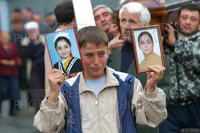 Поймали ли террористов в подмосковье. Похороны погибших сентября 2004 Беслан. Беслан 2004 теракт в школе похороны.