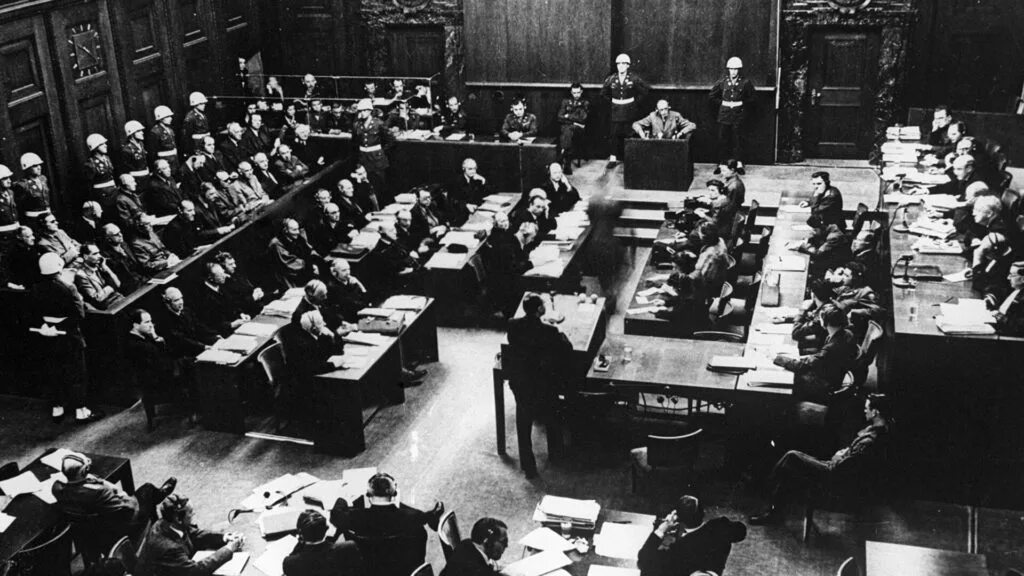 Международный военный трибунал в нюрнберге проходил. Нюрнбергский трибунал 1945. Трибунал в Нюрнберге 1945. Зал Нюрнбергского трибунала. Дворец правосудия Нюрнберг 1945.