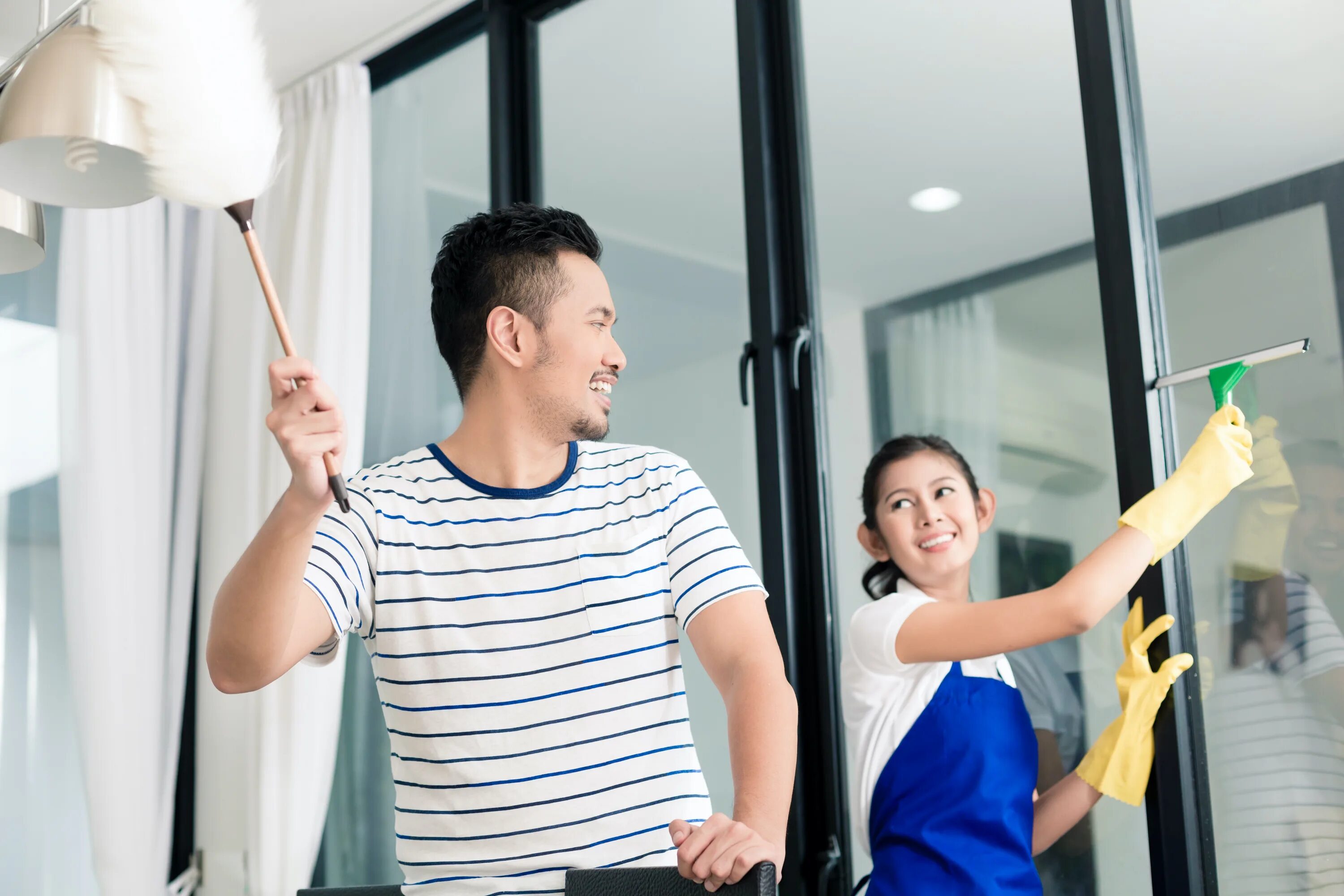 Слушать очистку дома. Cleaning Happy. Пара убирает дом. Сервис уборки жилья фото. Cleaning the Flat.