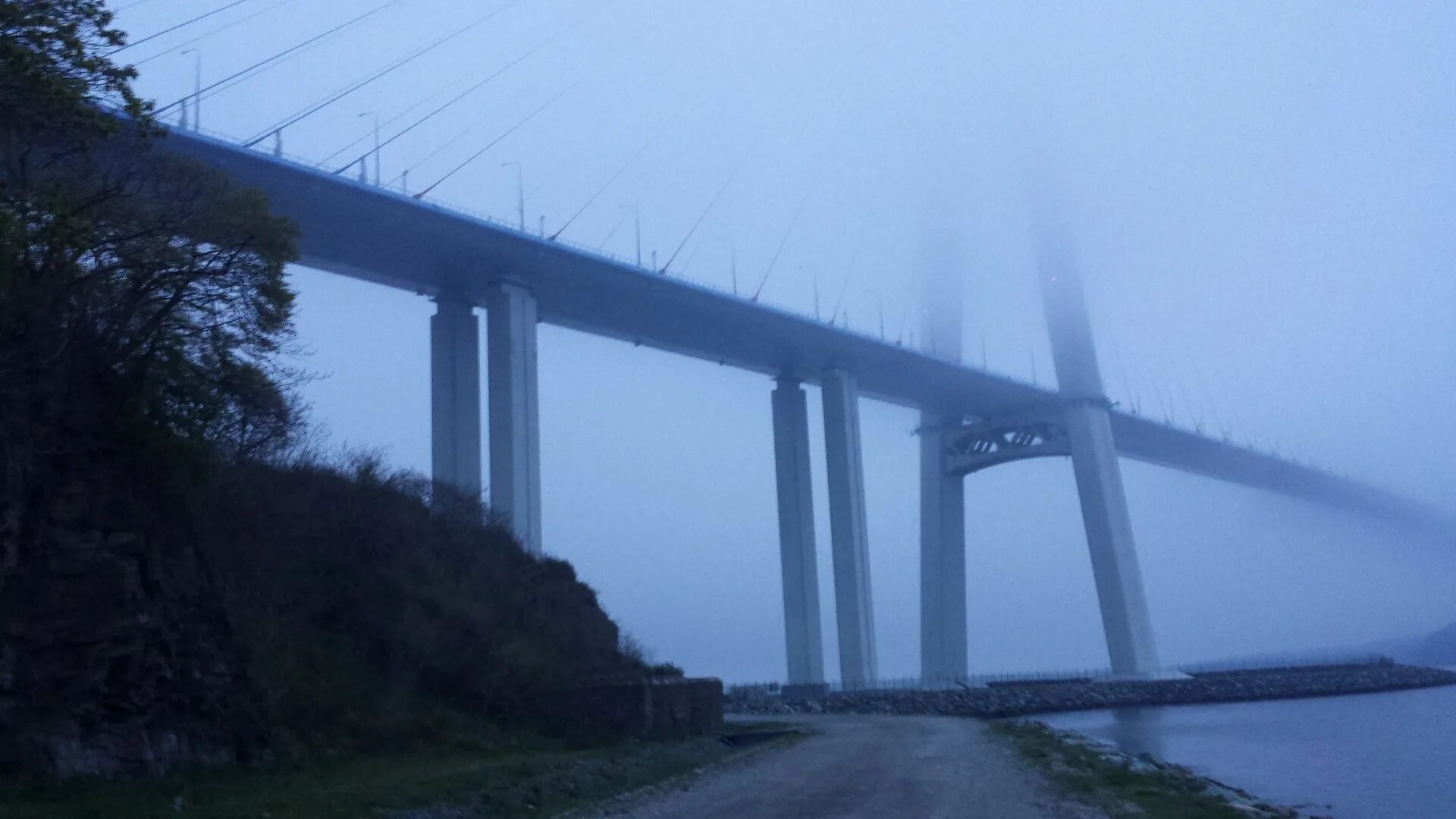 Рыболов под мостом. Рыбачит под мостом. Рыба под мостом. Ловля под мостом. Рыбалка у кремля.