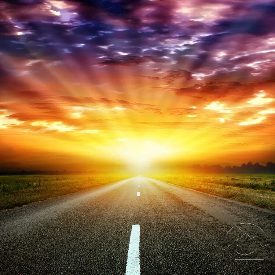 идущий к свету. свет вдали. свет в конце пути. человек идет к свету. мост мечты.