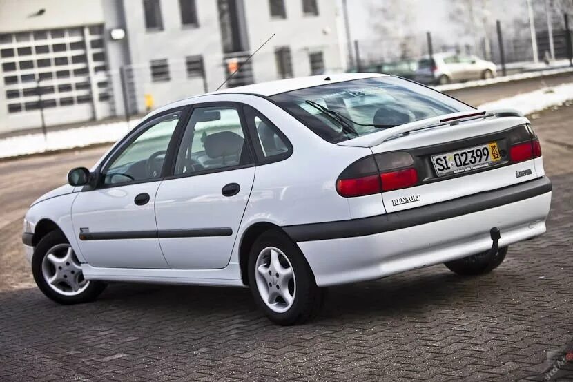 Купить б/у Renault Laguna I 1.8 MT (90 л.с.) бензин механика в Пречистом: фиолет