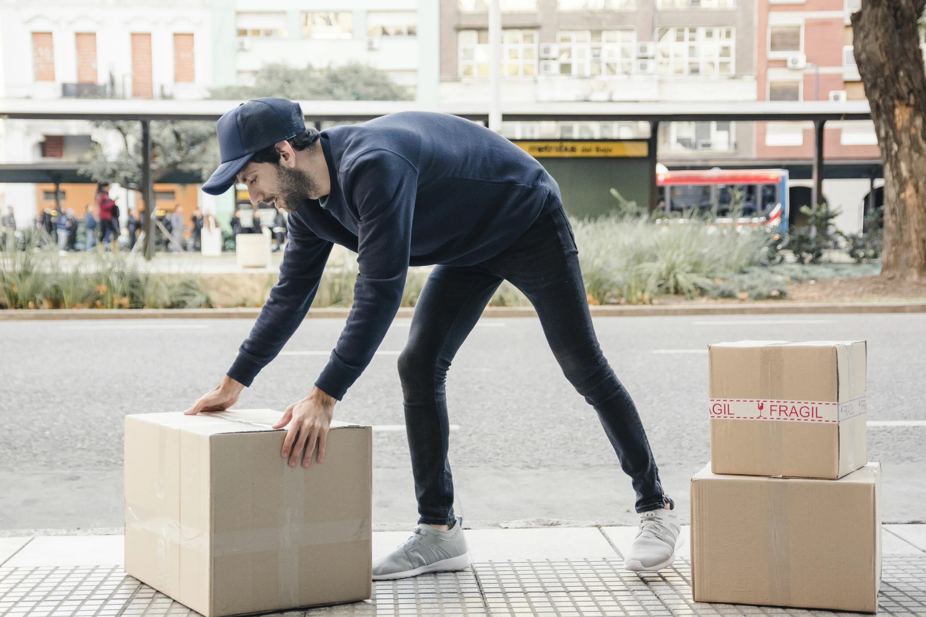Move out. Грузчик с коробкой на коленях. man moving to top. moving out. грузчики снег.