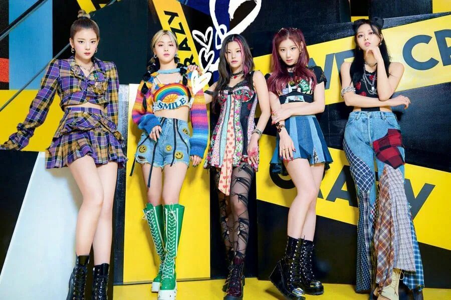 Itzy перевод на русский. Itzy участницы loco. группа itzy yuna. itzy yeji 2025 loco. itzy гёрл-группа.