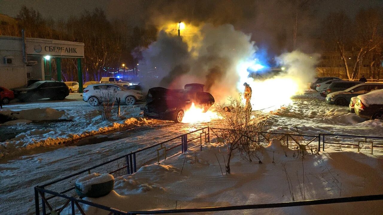 6 октября 2014. Сгоревший автомобиль Томск. Регион-70 Томск пожары. Сгоревшая машина во дворе.