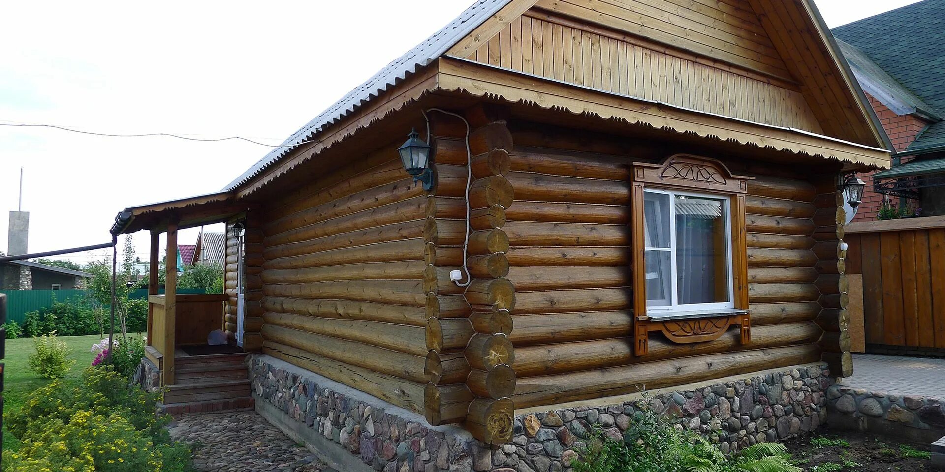 Дом из бревна в деревне. Деревенский дом из бревна. деревенский рубленный дом. деревенский дом из сруба. старый рубленный дом.