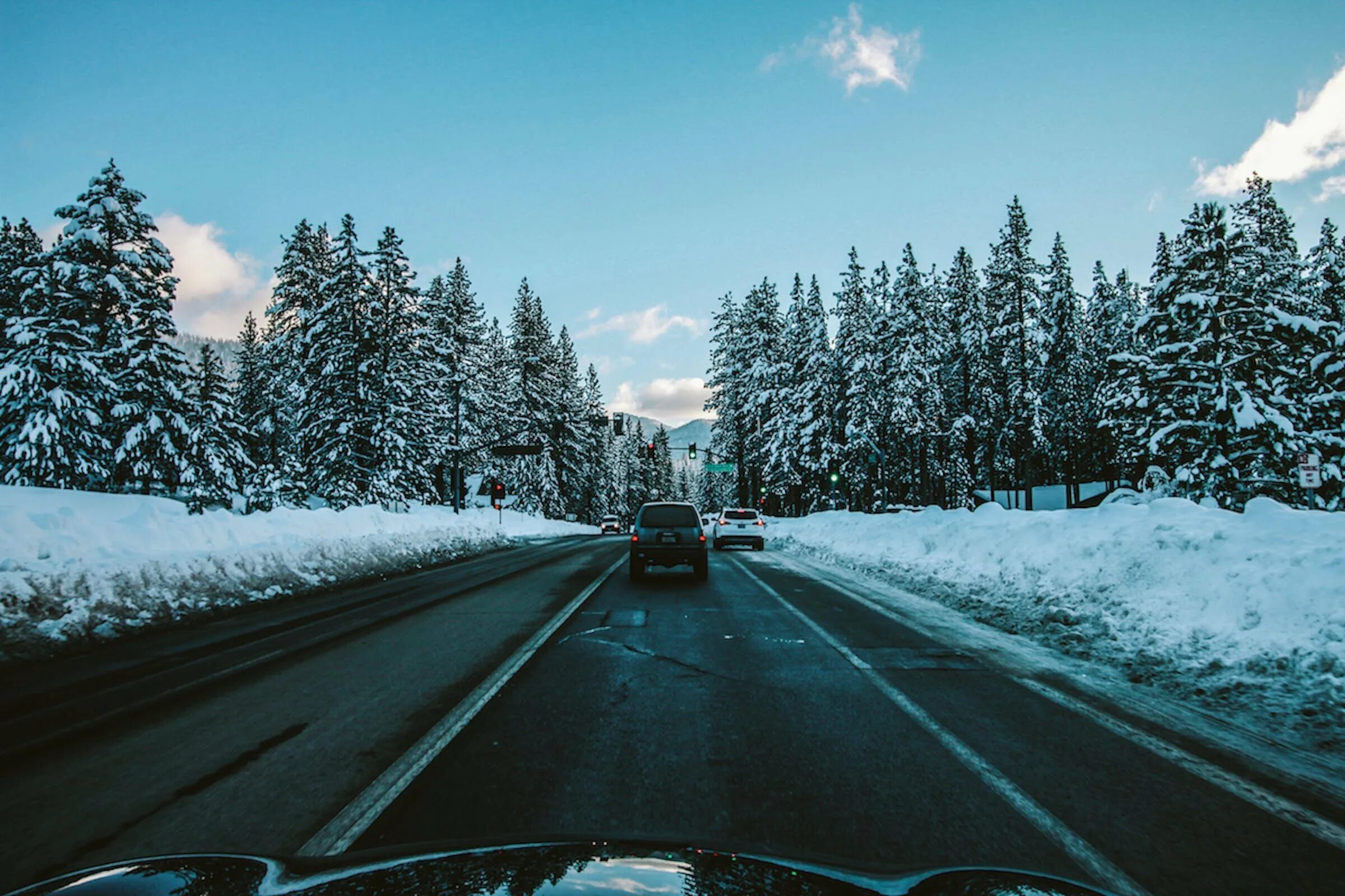 Сон дорога снег. Зимняя трасса. Зимняя трасса машина. Заснеженная дорога. Зима дорога машина.