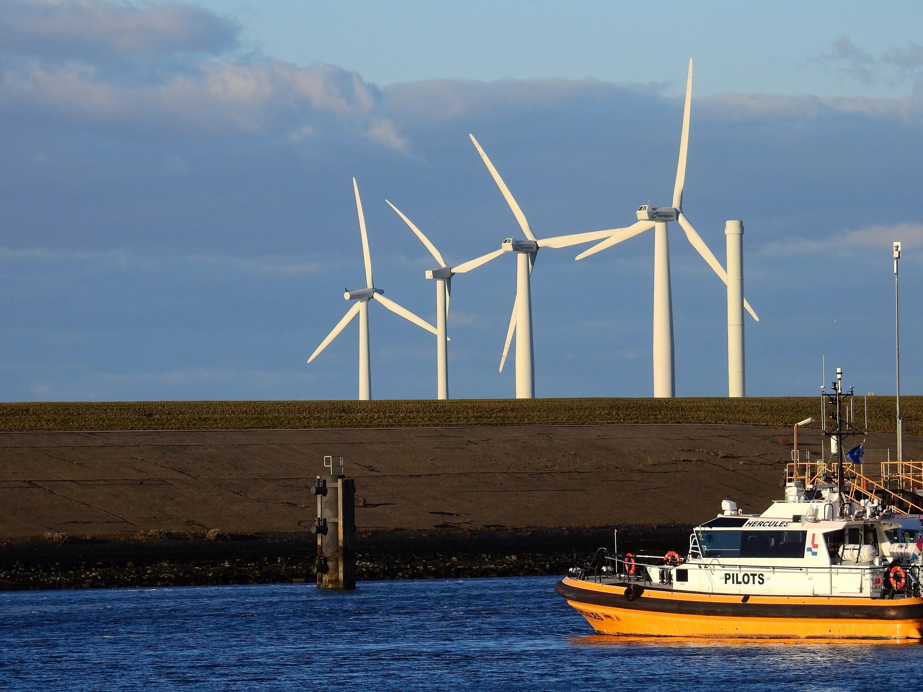 Британский ветропарк в Северном море. Акватория Тронхейма ветряки. Голландия Ветряные электростанции. Ветряки в море Голландия. Энергия текущих вод