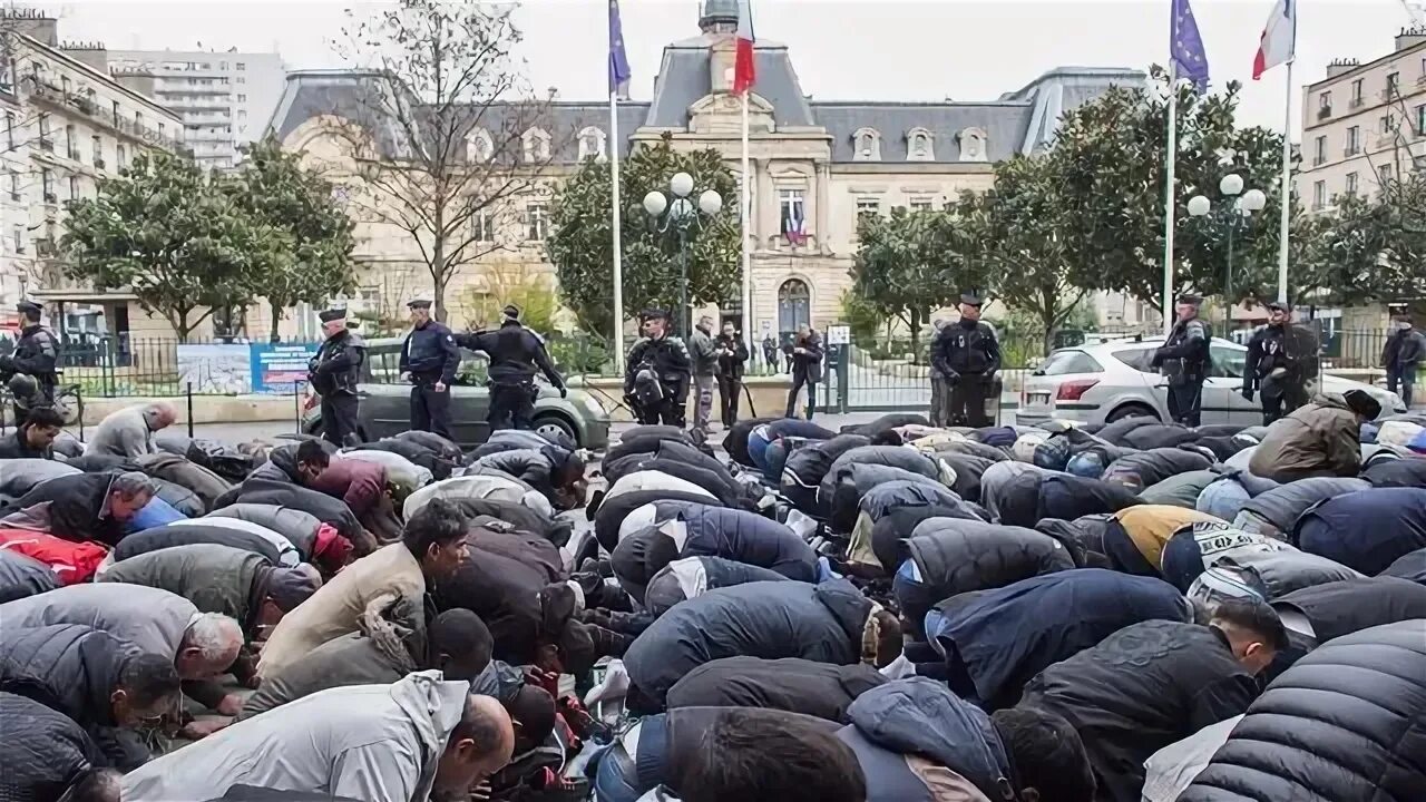 Мусульмане во Франции. Мусульмане в Париже. Французы мусульмане. Исламисты в Париже.