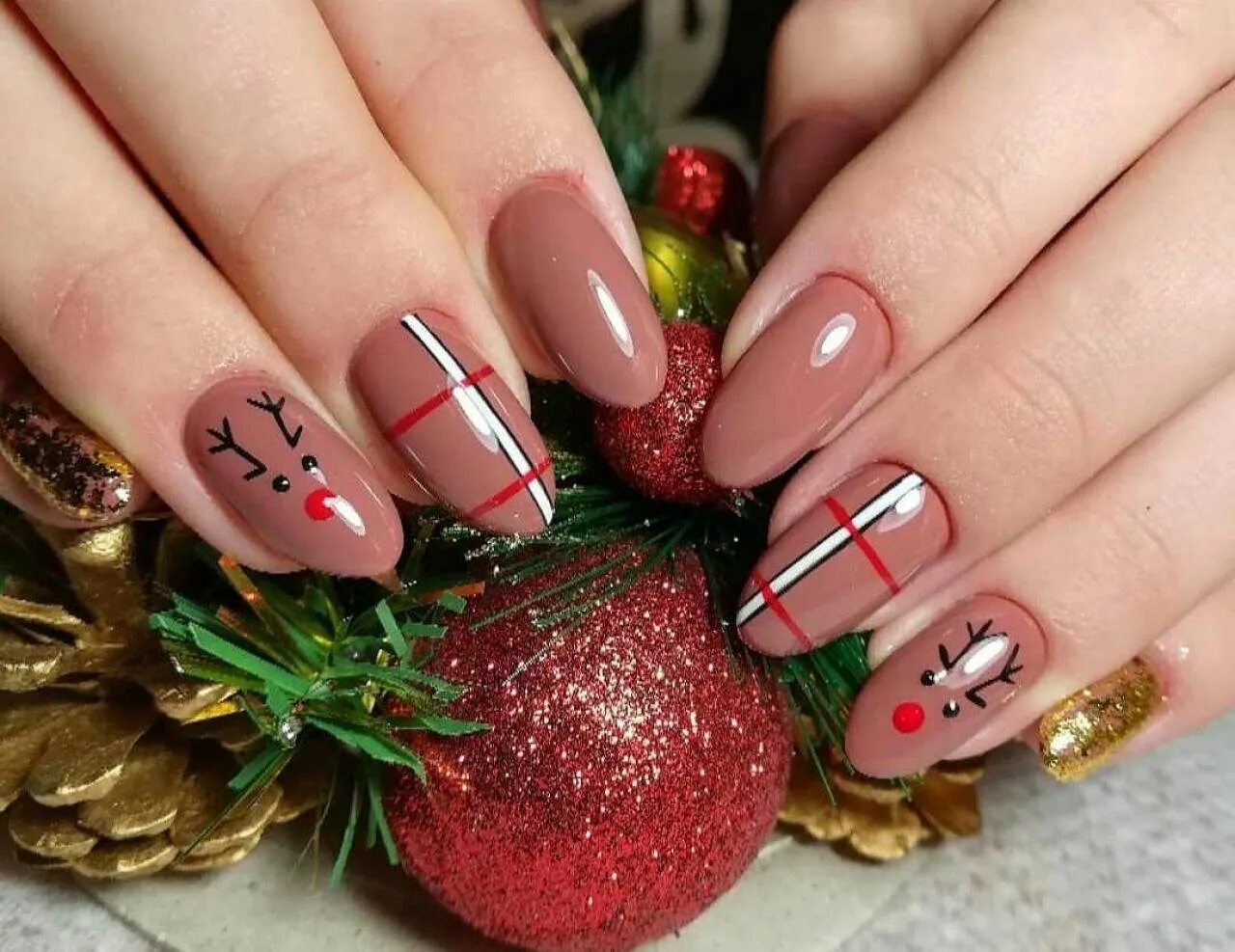 новогодняя моника. маникюр на новогодние праздники. новогодний маникюр. маникюр на новогодние праздники. идет новоголнего маникюра.