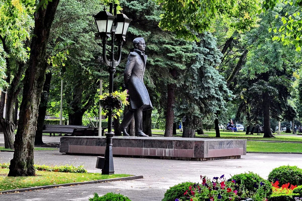 Памятник михаилу лермонтову в ставрополе. Памятник лермонтову в ставрополе. Памятник михаилу лермонтову в ставрополе. Лермонтовский ставрополь. Лермонтовский ставрополь.