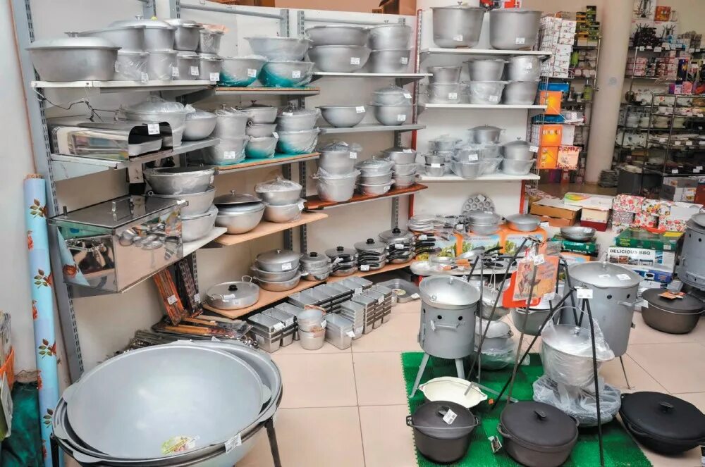 Гипермаркет посуды. Красивая выкладка арсуды. Посудный магазин. Гипермаркет посуды. Гипермаркет посуды.