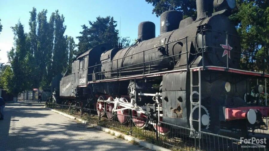 Бронепоезд железняков севастополь история. Памятник бронепоезду "железняков". Бронепоезд железняков севастополь. Паровоз бронепоезда «железняков» севастополя. Паровоз севастополь памятник фото ссср.
