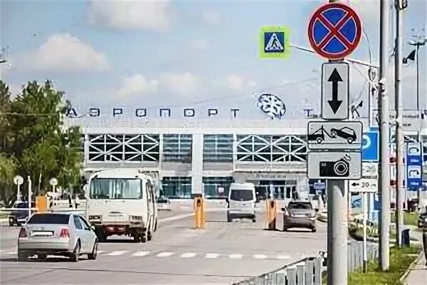 Парковка аэропорт новосибирск толмачево. Толмачево парковка. Парковка аэропорт Новосибирск. Стоянка в аэропорту Толмачево. Автостоянка на кольце перед аэропортом Толмачево Новосибирск.