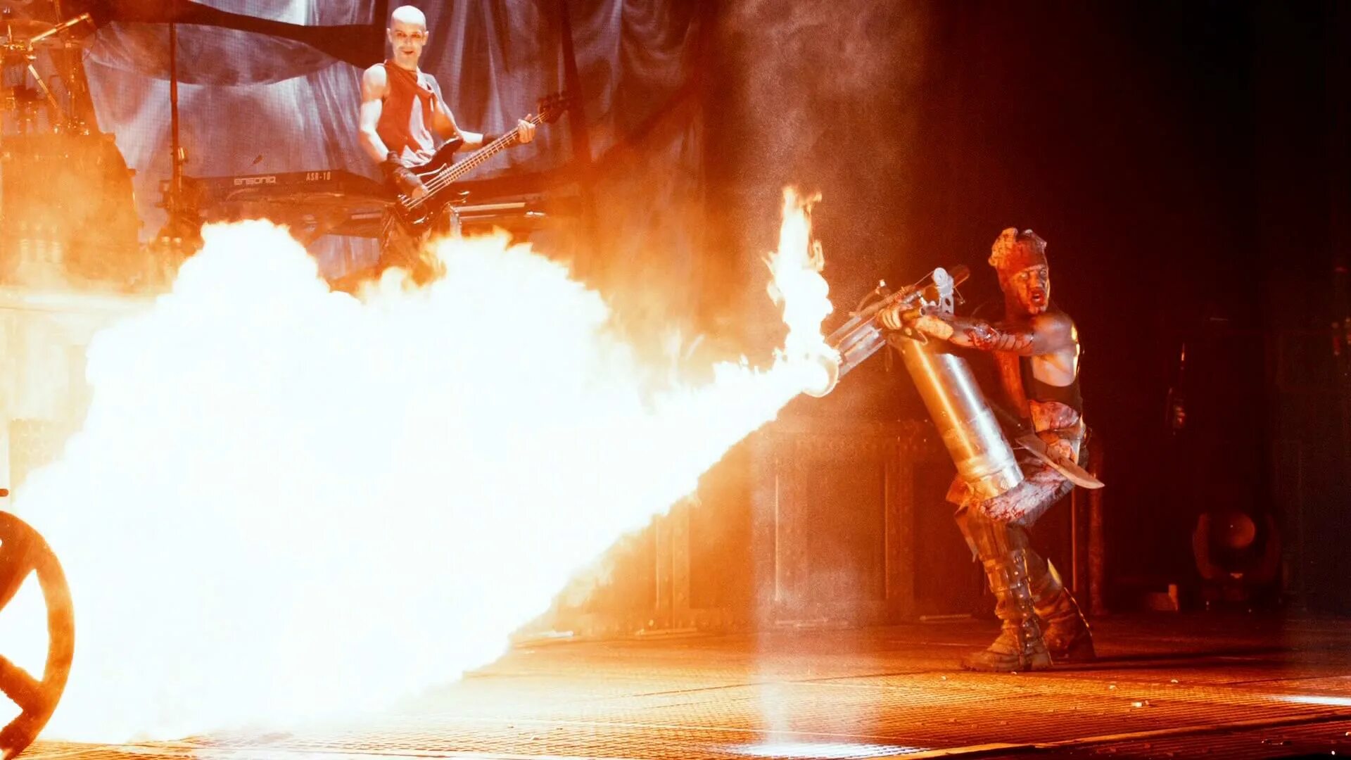 Rammstein live in nimes. Группа rammstein концерты. Рамштайн концерт в париже. Концерт рамштайн париж 2012. Рамштайн 2019 mein teil.