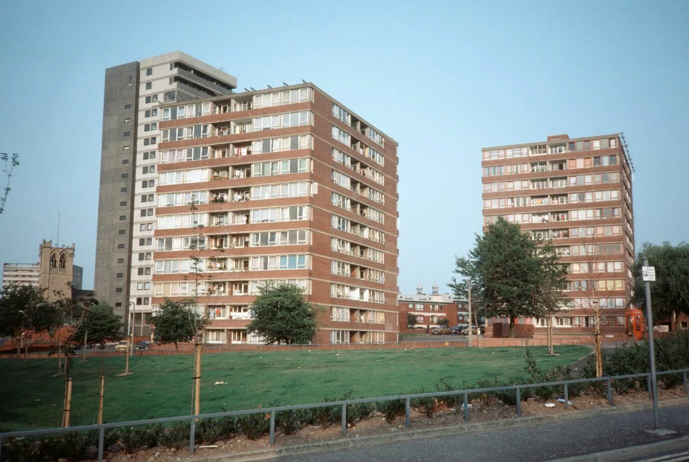Block of flats house. A flat in a block of flats. Live blocks of flats. Flats & council houses в англии. Block of flats картинка.