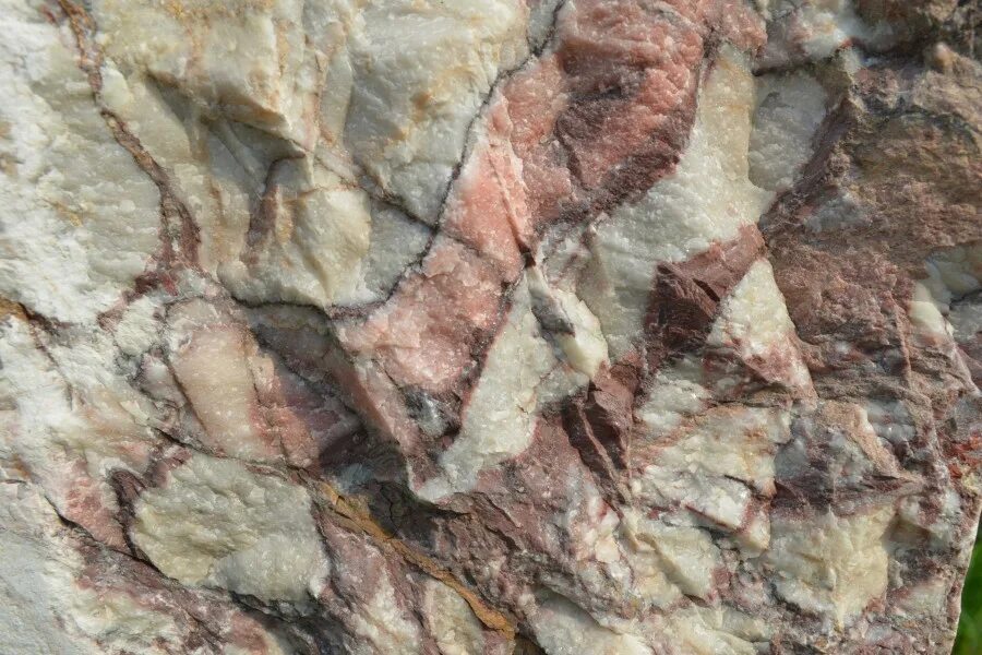 мрамор 7. черный мрамор с золотыми прожилками. петеневское месторождение цветных мраморов. (светло-серый) 38125150 "виолет".