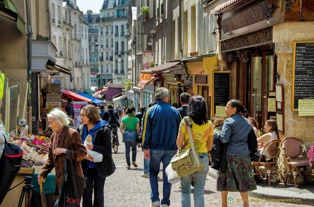 Сколько живет во франции. Люди на улице. Франция люди на улицах. Улица в Париже. Улицы Франции.