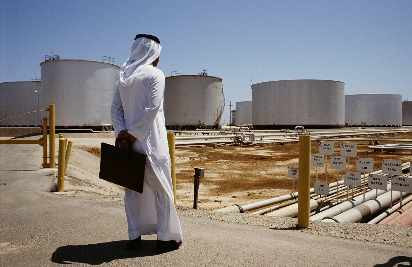 Арабские эмираты производство. Саудовская Аравия нефть Saudi Aramco. Нефтяная компания в Саудовской Аравии Aramco. Добыча нефти Сауди Арамко. Завод в Саудовской Аравии Арамко.