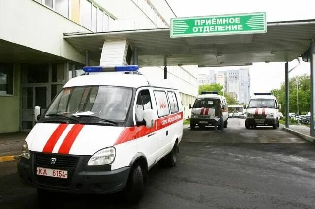 Больница помощь. Больница скорой медицинской помощи минск. больница скорая. приемное отделение скорая. машина скорой помощи возле больницы.