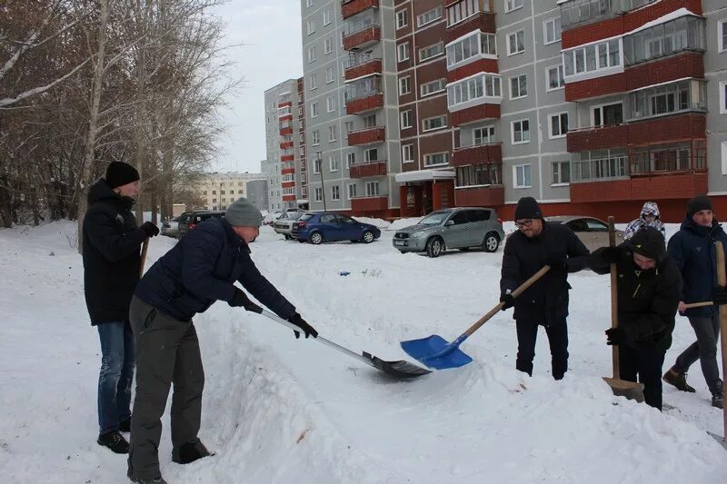 Строим горку во дворе. Снежные горки во дворе. снежная горка во дворе. челябинск ледяные горки во дворах. снежная горка во дворе дома.