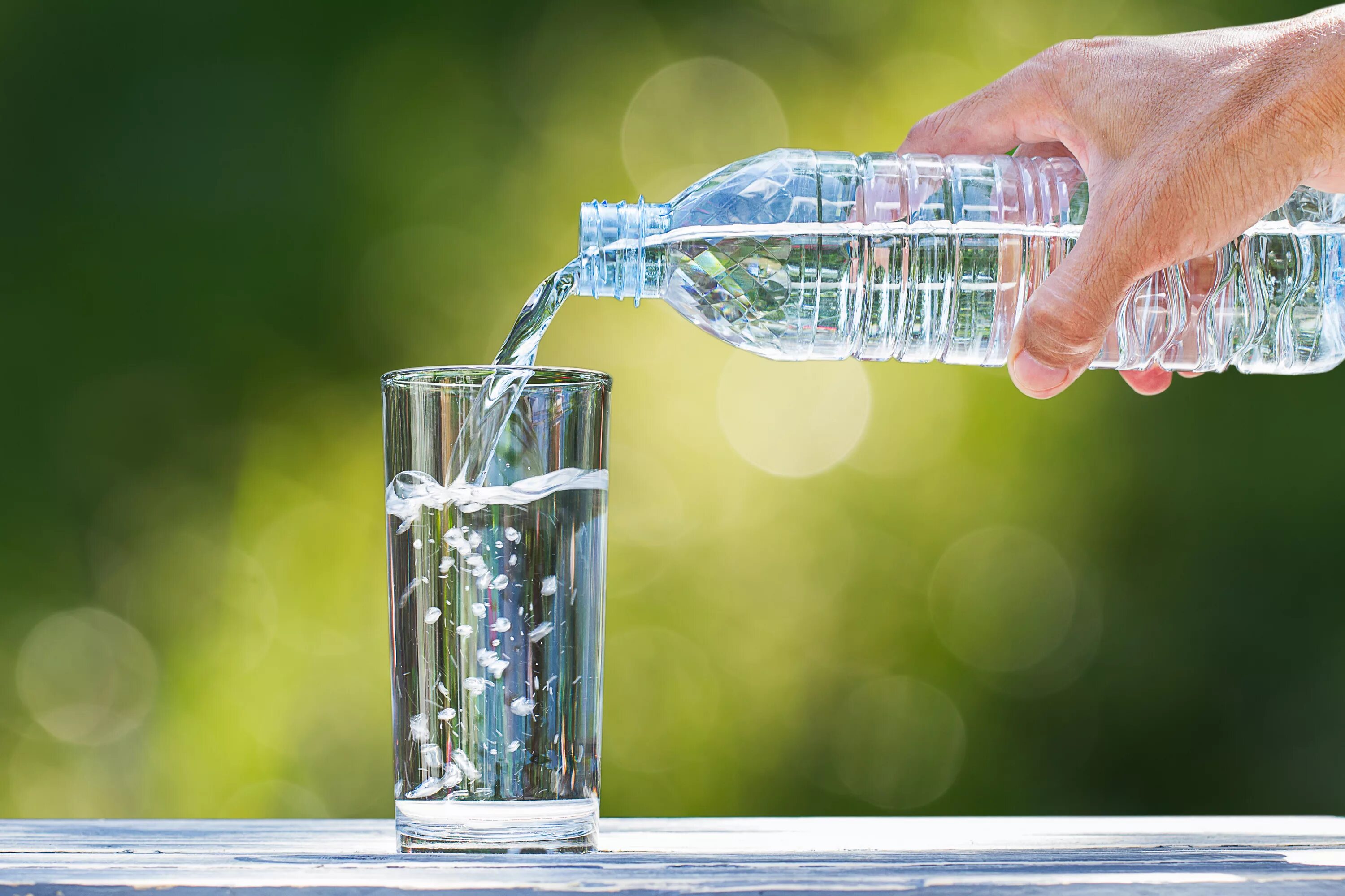 Как пить водичку. Пейте больше воды. Питьевая вода. Питье воды. Наливает воду.