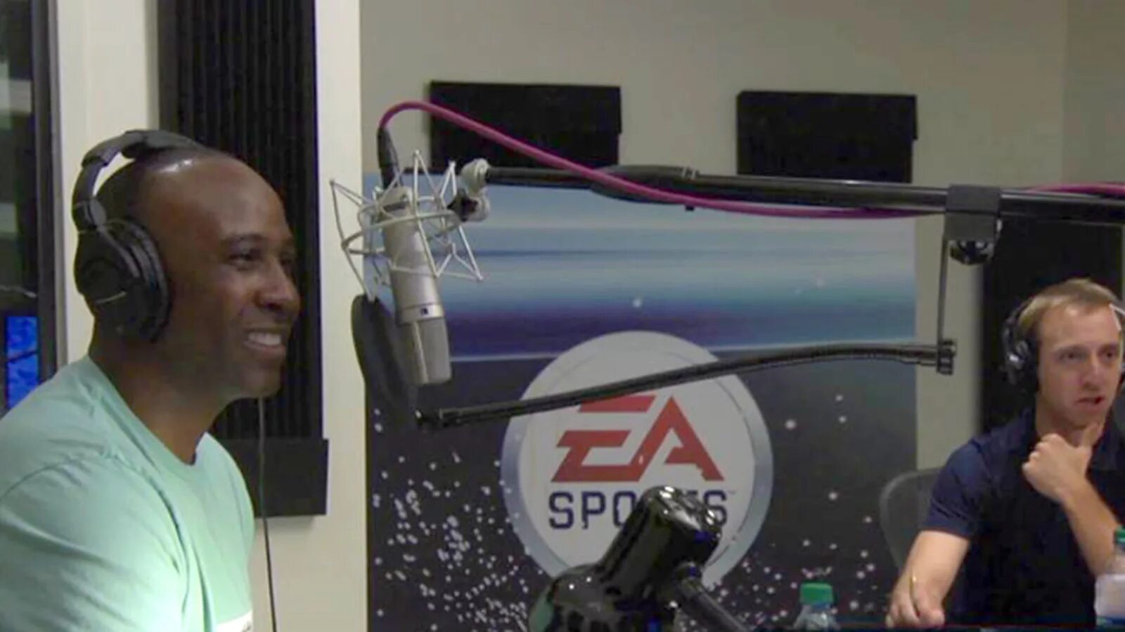 Activision EA Sports. Директор EA Sports в очках.
