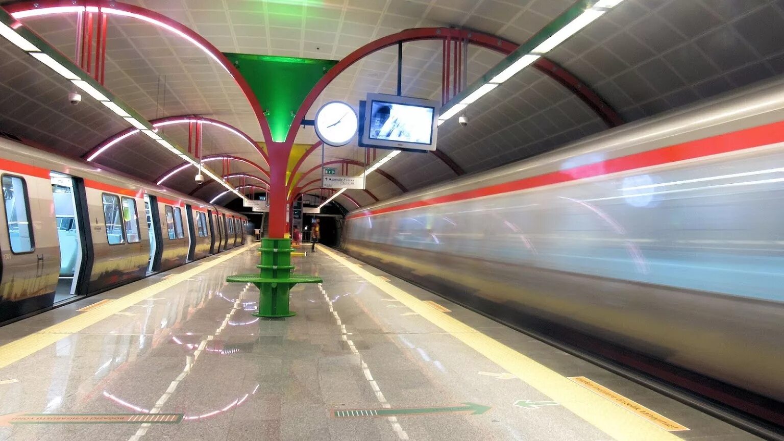 Метро линг. Метро левент стамбул. levent метро стамбула. метро стамбула поезда. метро стамбула красивые станции.