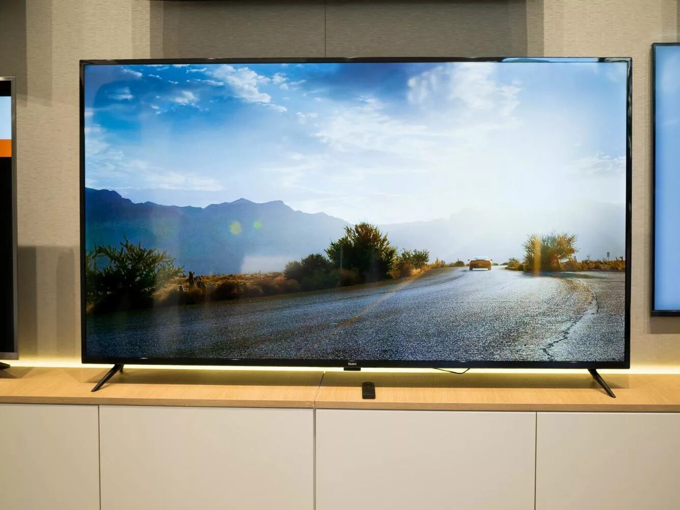 Телевизор Сяоми 70. Телевизор Xiaomi mi TV 4s 70. Ксиоми телевизор 70 дюймов 2022. Сяоми 86 дюймов телевизор.