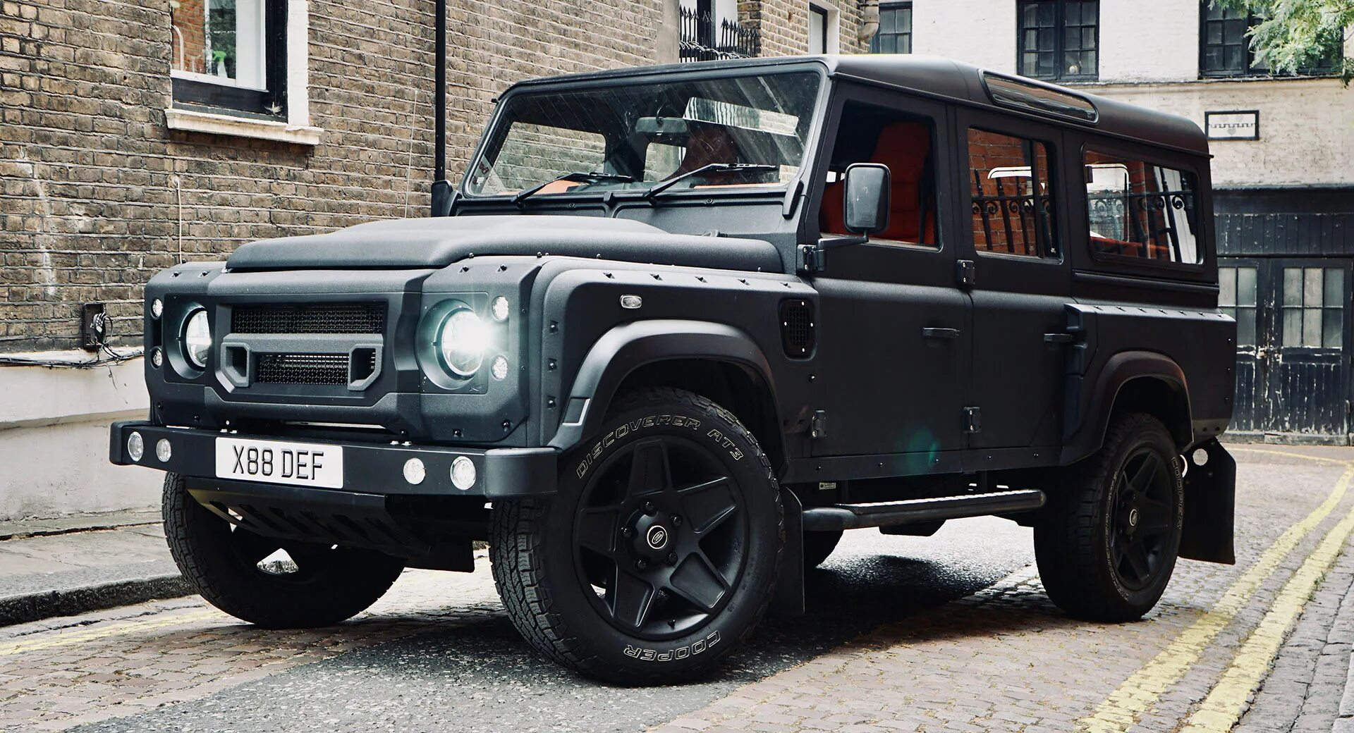 Land Rover Defender 110 c боковым люком. Kahn Land Rover Defender в Англии. Ленд Ровер Дефендер 110 тюнинг. Defender 110 тюнинг. Defender real