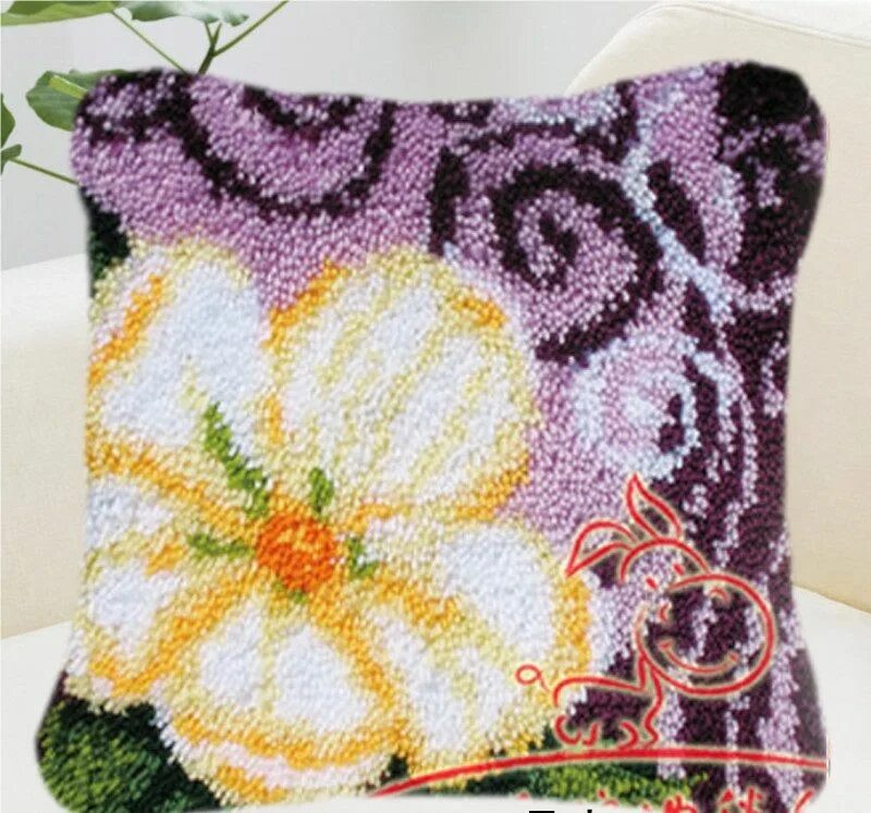 Ковровая техника наборы. Подушки в ковровой технике. Ковровая вышивка подушки. Ковровая вышивка ZD-107.