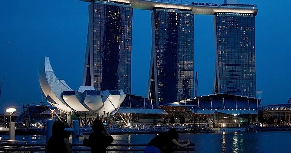 Остров небоскребов. Marina Bay Sands Сингапур. Сингапур 63 острова. Три башни в Сингапуре. Сингапур 3 башни с бассейном.