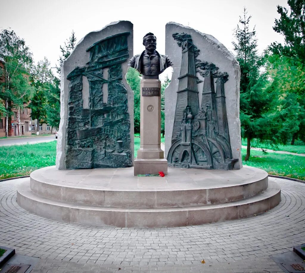 Памятник Людвигу Нобелю в Рыбинске. Памятник Нобелю в городе Рыбинске. Памятник Нобелю в Рыбинске фото. Памятные города россии