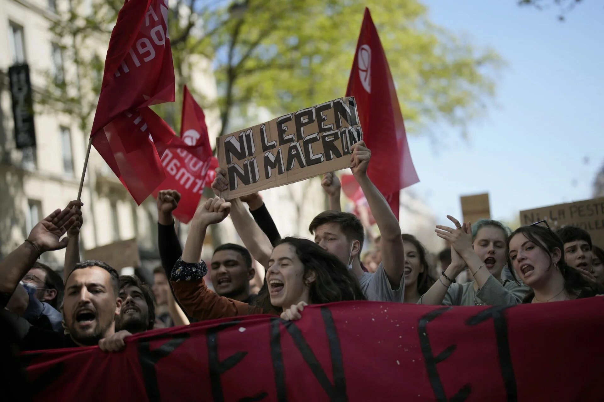 In france they hold elections. Макрон против Ле пен. Протесты против армии РФ. Выборы во Франции. Protests in France.
