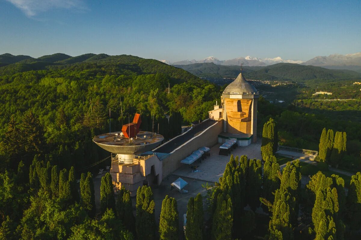 Ресторан Сосруко в Нальчике. Ресторан Сосруко Кабардино-Балкария. Достопримечательности Нальчика ресторан Сосруко. Богатырь Сосруко Нальчик.