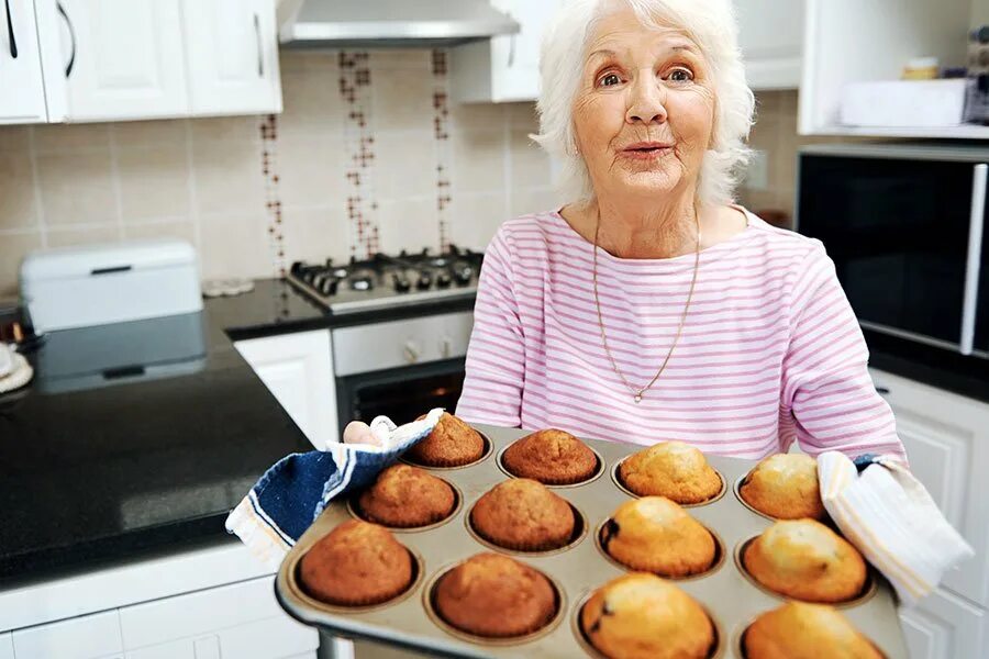 Бабушка с пирожками. Бабушка стряпает пирожки. Бабушка печет пирожки. Бабушка готовит. My granny can
