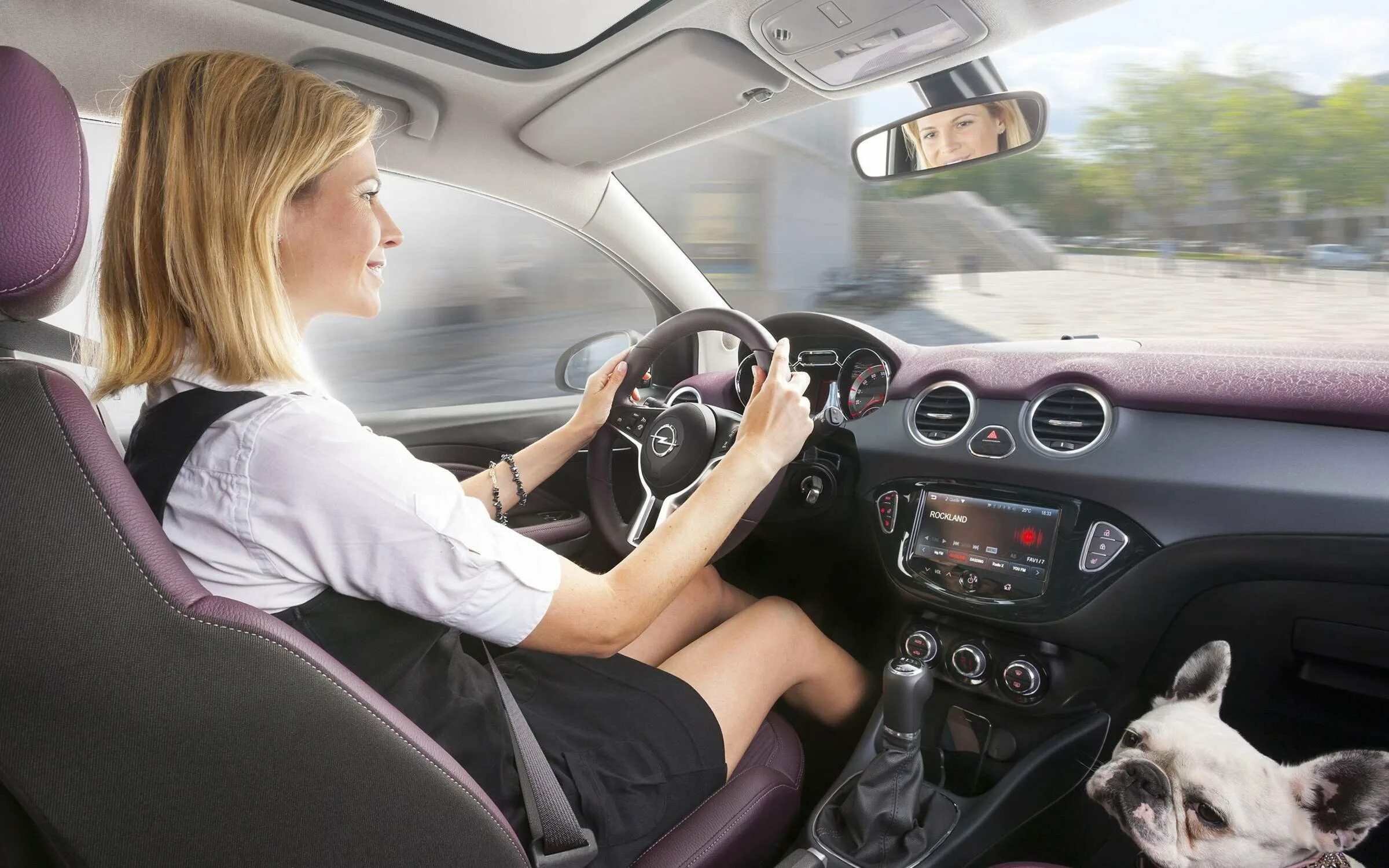 Женщина получила машину в подарок. Девушка водит машину. Успешная женщина. Женщина за рулем. Телефон в салоне авто.