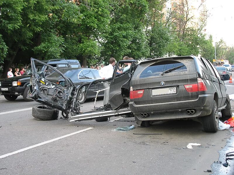 BMW 7 crash.