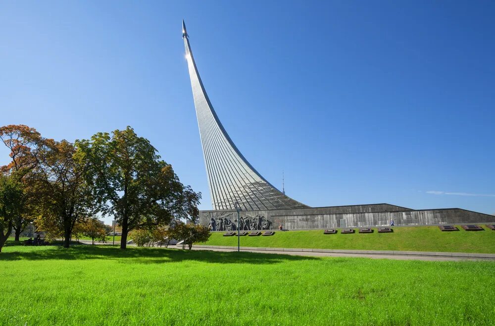 Памятники покорителям космоса у вднх в москве. Памятник космосу на вднх. Памятник покорителям космоса на вднх. Музей космонавтики в москве монумент. Музей космонавтики в москве монумент.